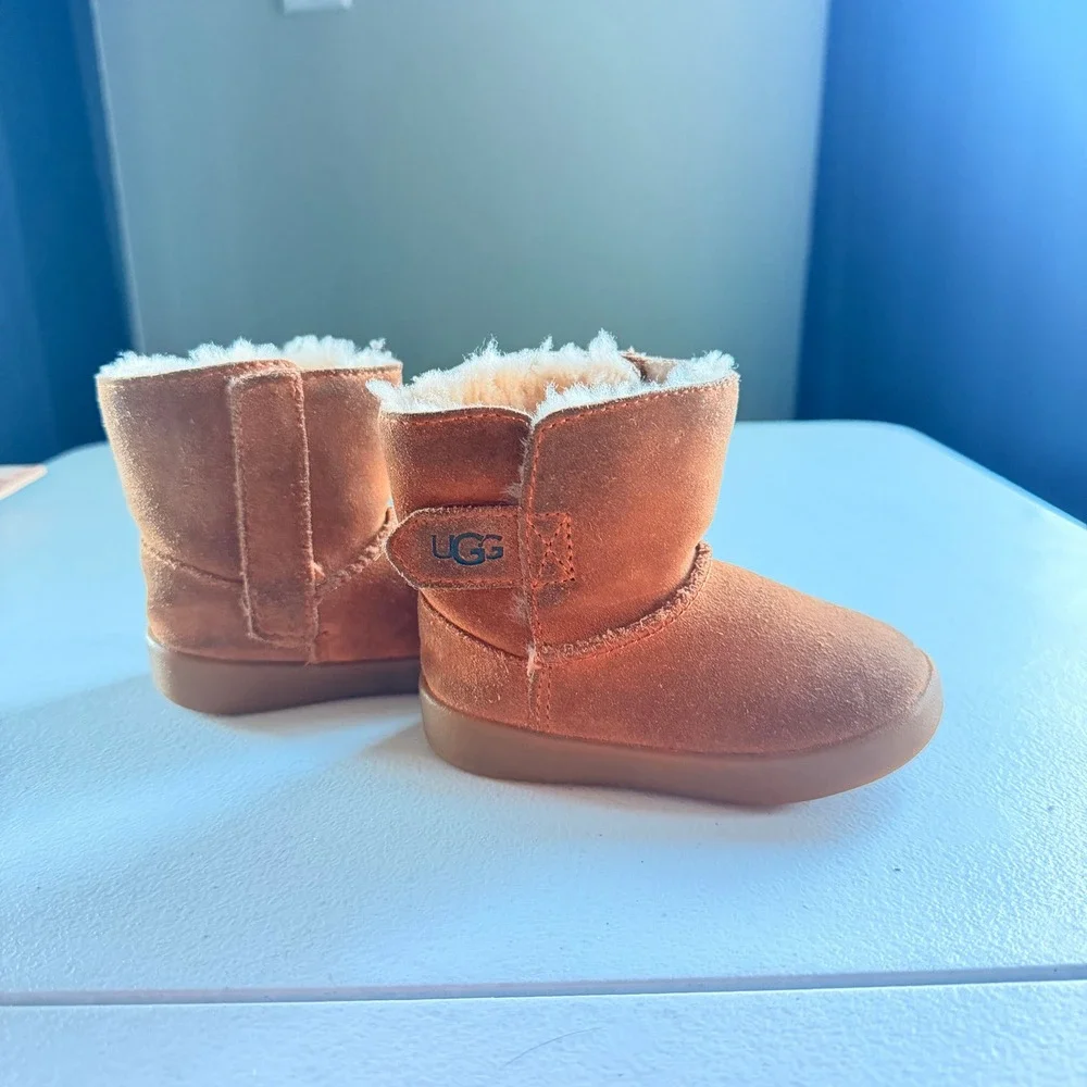 UGG Kids Keelan Chestnut Boots 4 Suede Sheepskin Lining Hook and Loop Closure